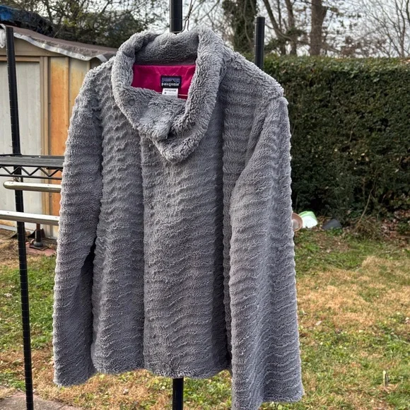 Patagonia Gray Teddy Jacket with Pink Lining - Picture 8 of 12